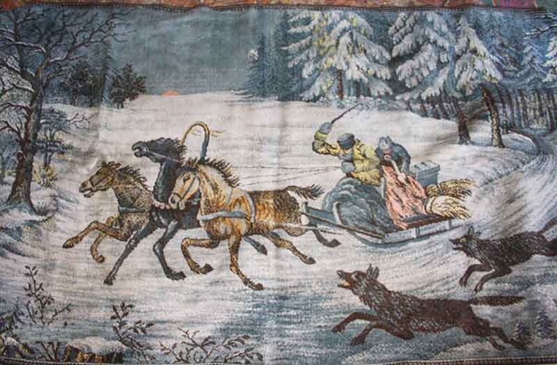 Вот такой ковёр висел у нас на стене. Как же я его любила! И гадала: догонят ли волки или нет. А у вас были в детстве ковры?