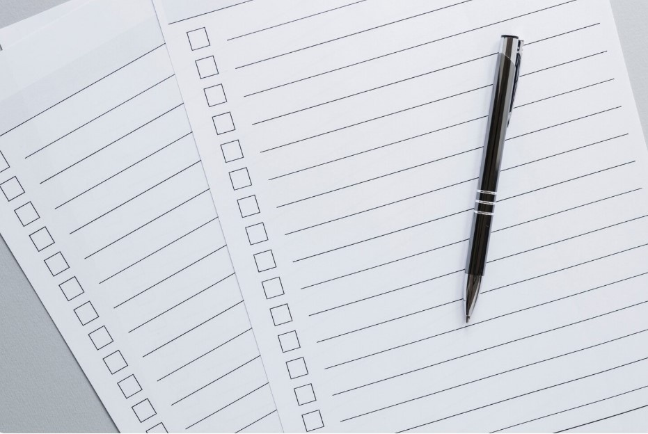 Включите охрану труда в систему оценки подрядчиков, разработайте чек-листы для контроля и отчетности, используйте электронные системы для ведения документации и организуйте регулярные встречи и коммуникацию по вопросам безопасности.