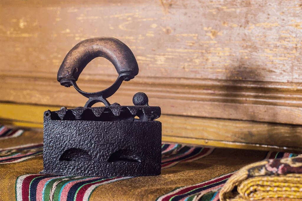 Первые утюги были штучными и изготавливались руками умельцев