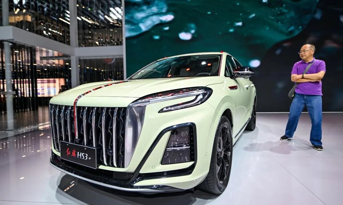 Знаете, иногда самые интересные темы рождаются из случайных разговоров. Ко мне в офис зашел постоянный клиент оформить ОСАГО, и вместо привычного «как дела?» он с ходу выдает: «А я из Китая новую тачку пригнал!». И небрежно так добавляет: «Лям сэкономил, не меньше».

Вы понимаете? Лям. Миллион рублей. Фраза повисла в воздухе, пахнущем машинным маслом и жареным кофе. Мой внутренний скептик тут же насторожился. Но глаза у человека горели азартом первооткрывателя. Вопрос зацепил меня намертво.  Идея сэкономить такой куш, получив при этом, возможно, более интересную комплектацию, не давала покоя.