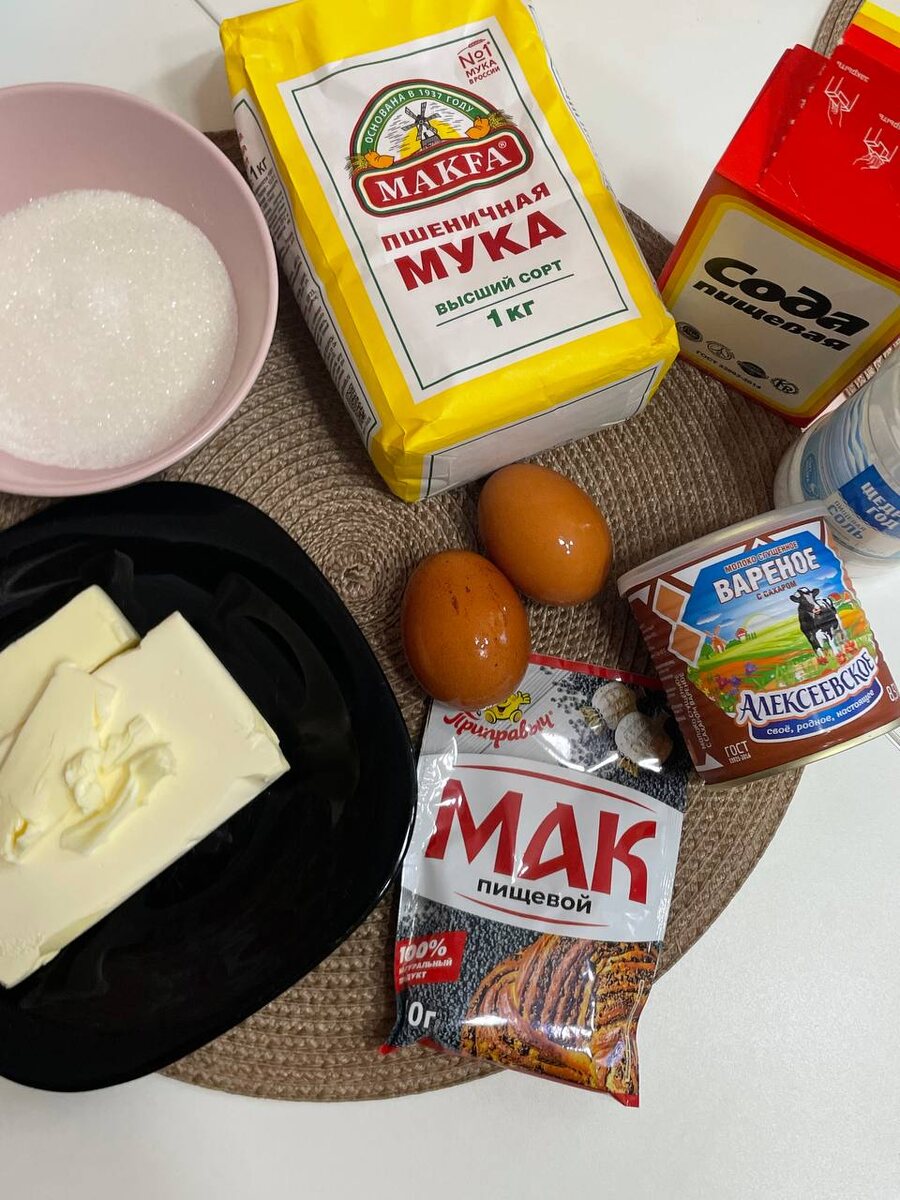 Подготовила всё необходимое. Тесто будет песочное, рассыпчатое — его легко крошить руками.