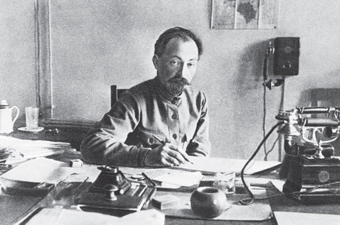 Феликс Дзержинский нарком путей сообщения в рабочем кабинете