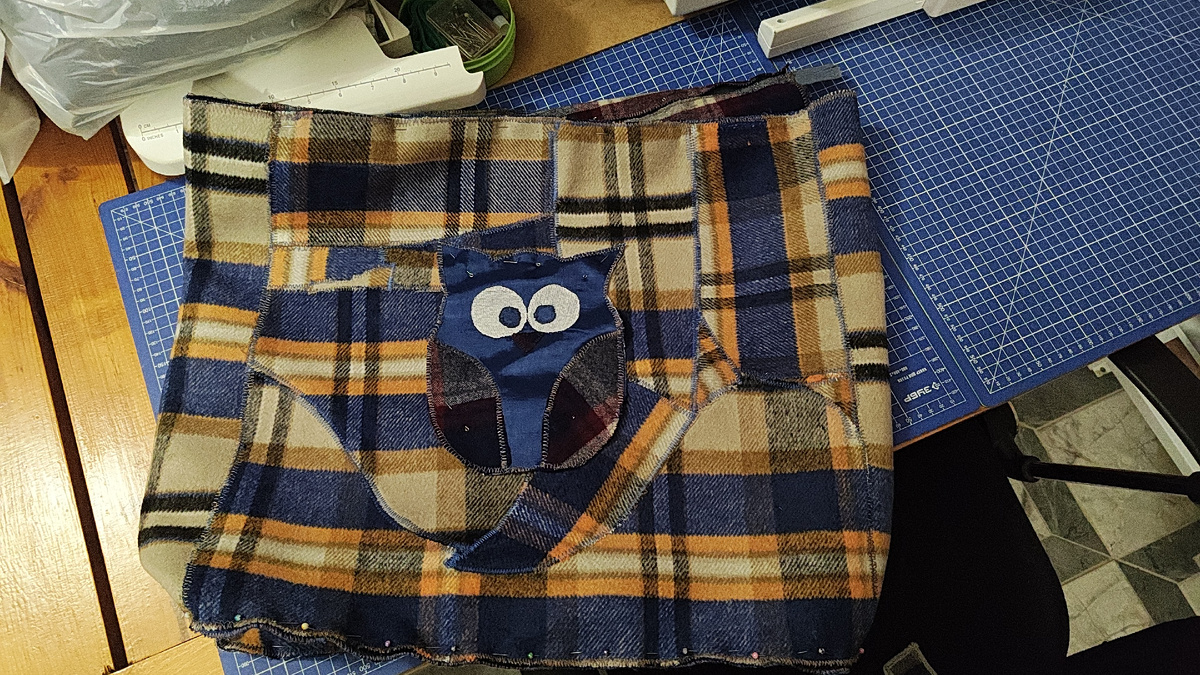 Пока сумка сколота иголками