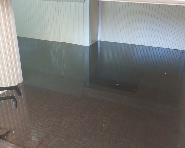     В Курске подземный переход на Народной затопило грунтовыми водами