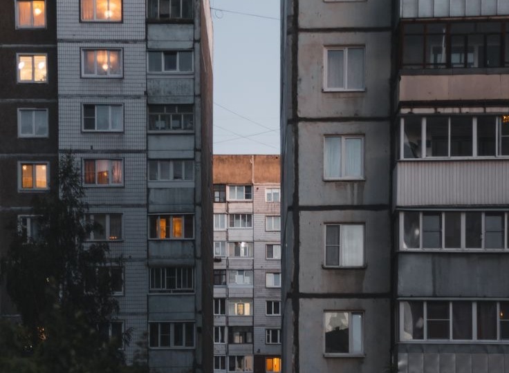 «Жить в коробке — не мечта»: как архитектура Петербурга формирует бедность