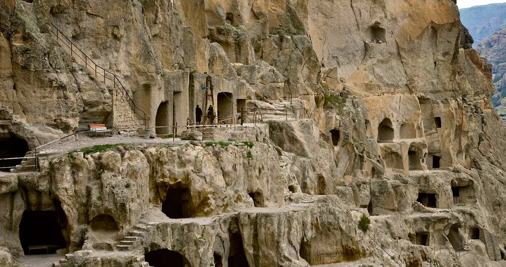 Загадки грузинского Вардзиа: подземный город в скале и мифы о его строительстве