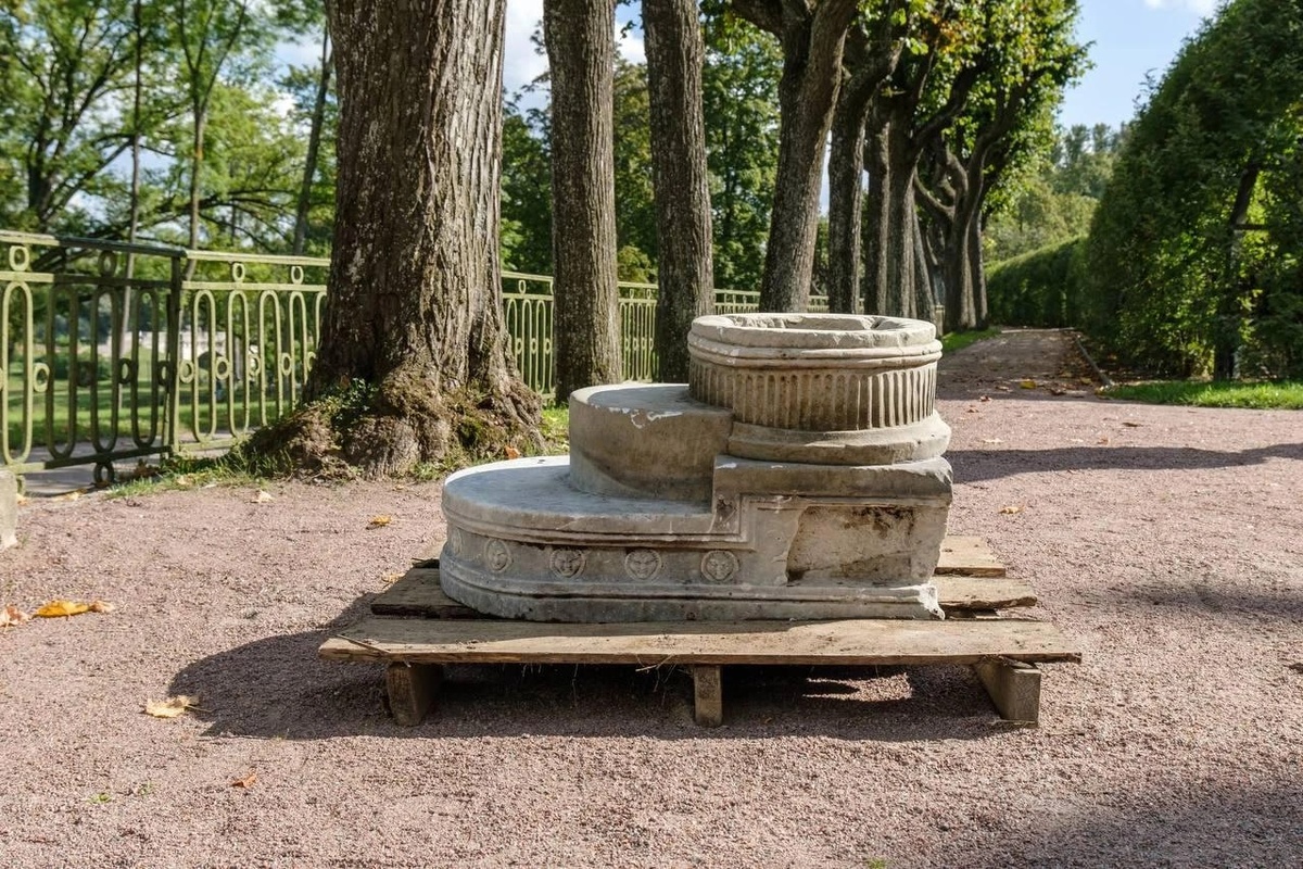 Пьедестал очень красивый - не просто каменный куб. Фото: Музей-заповедник «Гатчина»