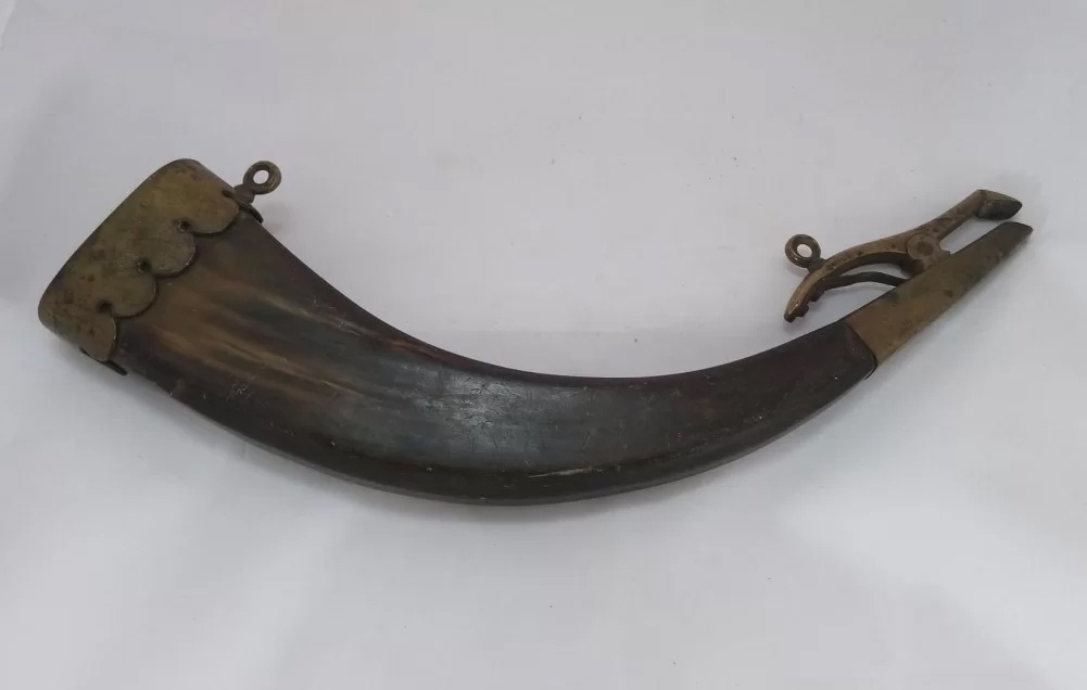 Пороховница (натруска) в форме рога. Рог, литье - латунь.1830-1860-е гг., Россия. Тотемский краеведческий музей.