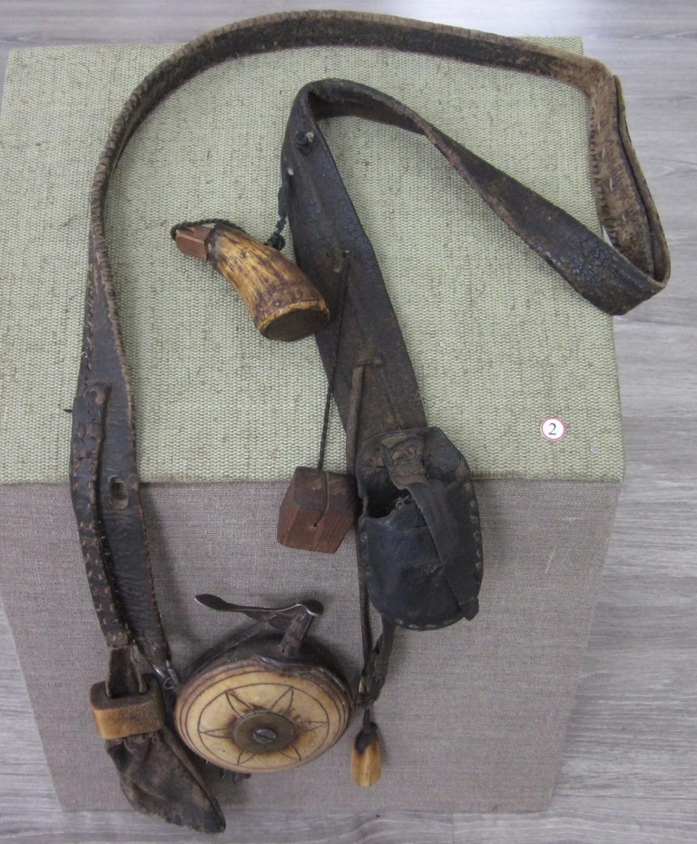 Охотничий прибор: кожаный ремень, к которому прикреплены пороховница круглой формы, натруска, изготовленная из рога и кожаный мешочек для хранения пуль, дроби и пыжей. Краеведческий музей "Древности Омского Прииртышья".