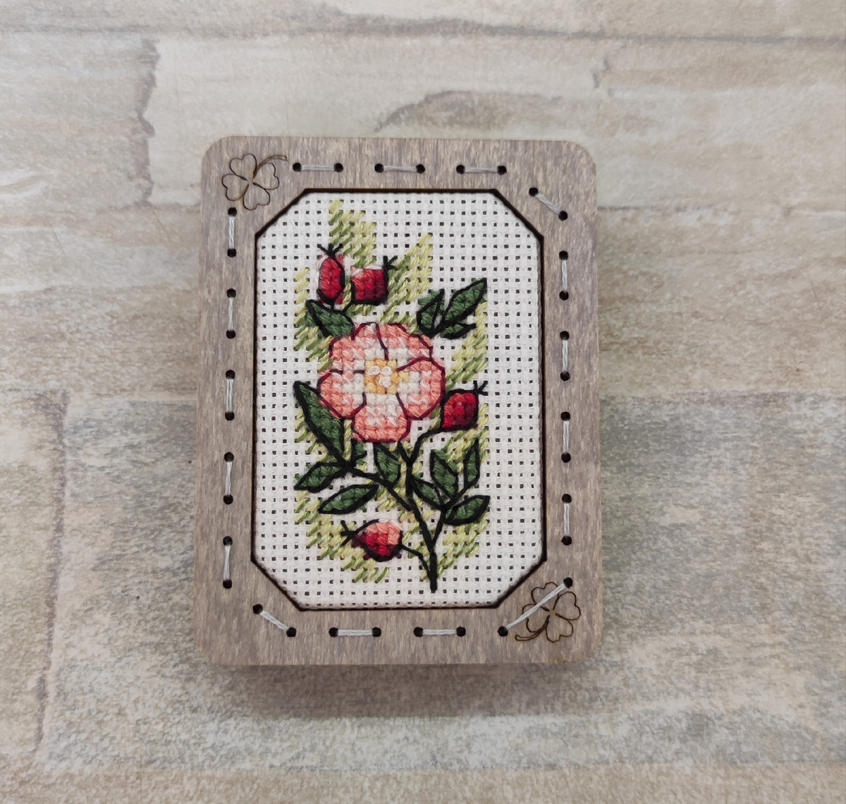 Я влюбилась в этот шиповник с момента вышивания бутылочек. И вот случился повод его повторить! 