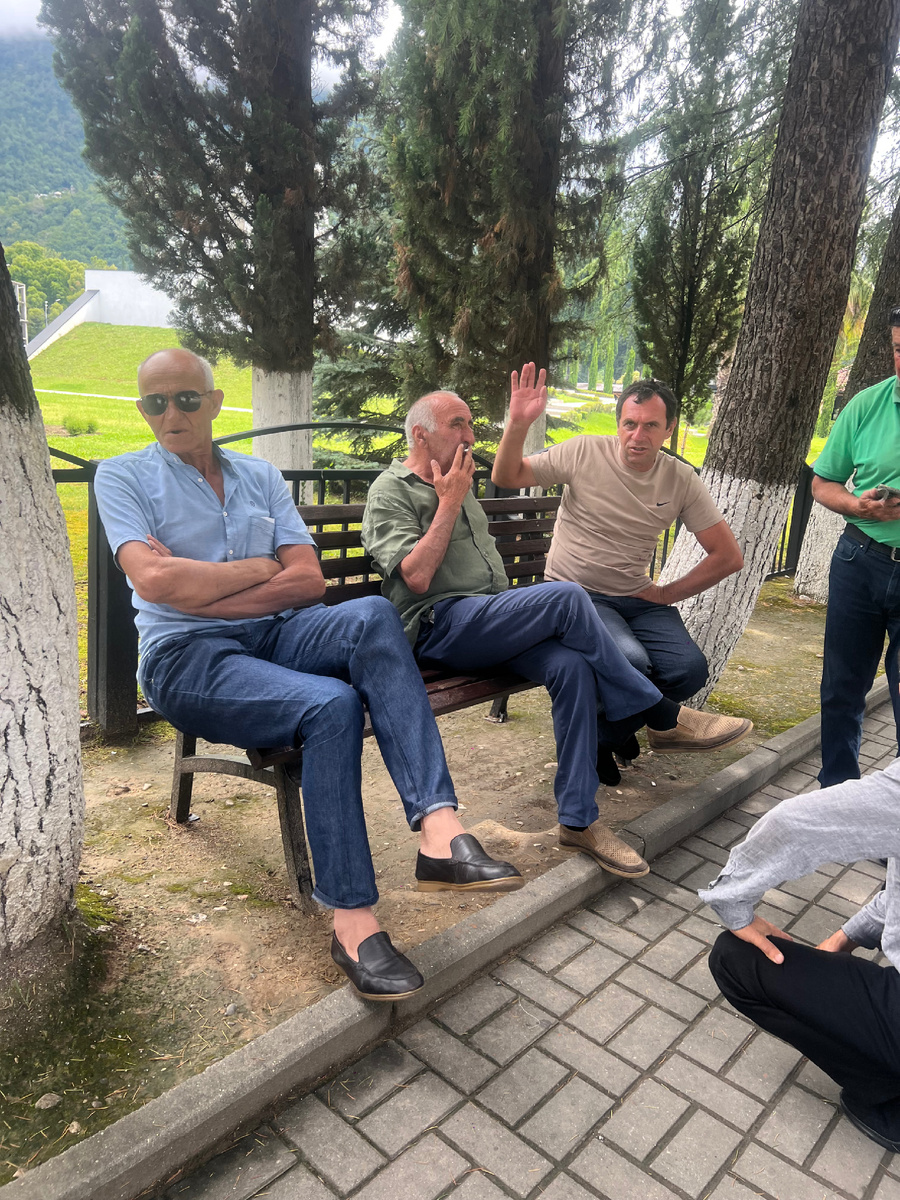 Наш герой слева в очках