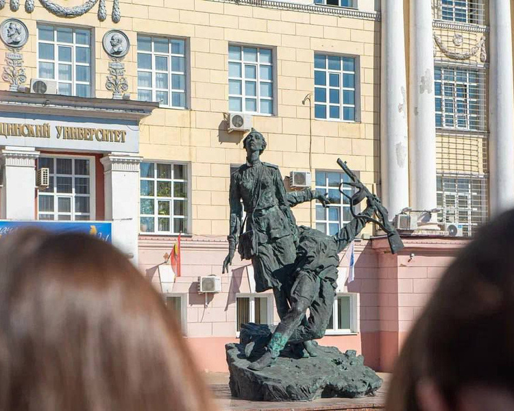     В Курске рассказали историю памятника медработникам, погибшим в период Великой Отечественной войны