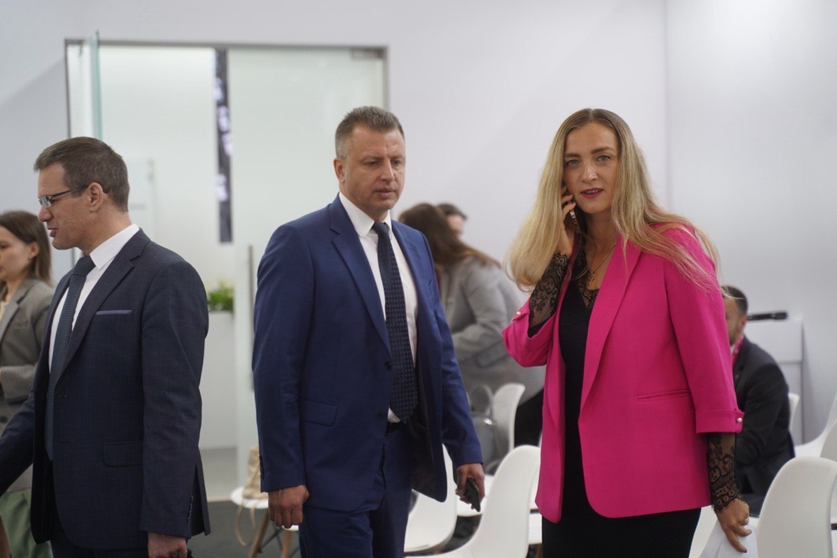 Президент Евразийской Ассоциации Бизнеса Максим Чистяков и Генеральный директор IT-медиахолдинга "Регионы России" Ольга Чернокоз