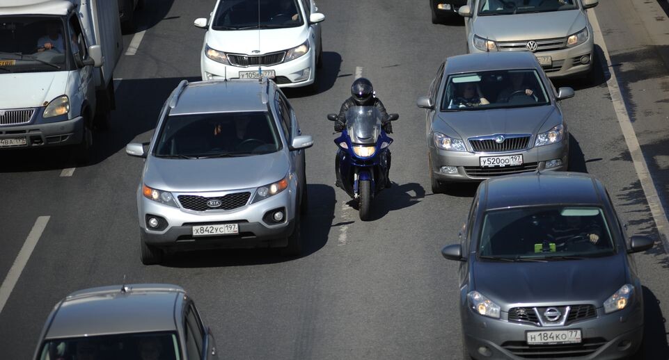    Автомобильное движение по Калужскому шоссе в Москве / Медиасток.рф