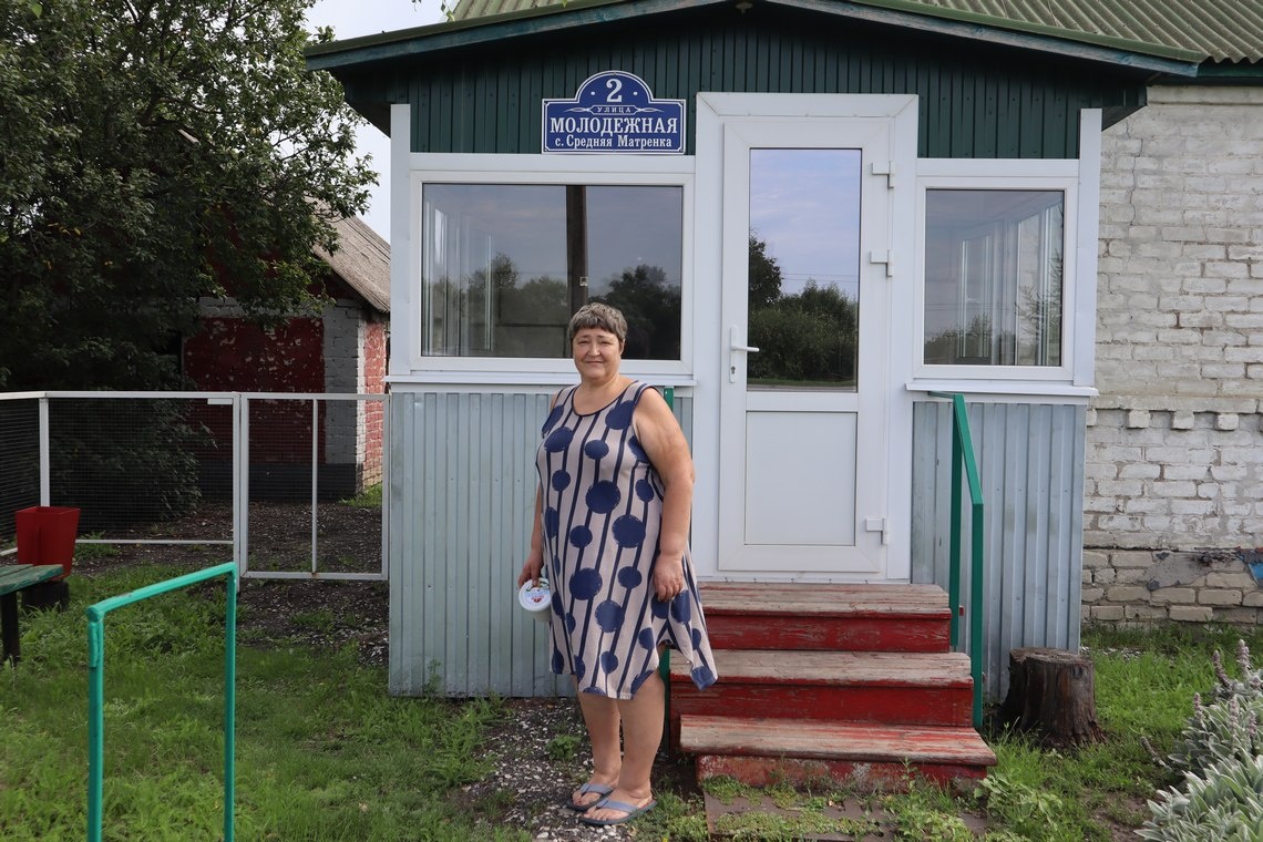 Людмила Щербина приезжает из Санкт-Петербурга в свой сельский дом, чтобы поработать на земле и вновь почувствовать себя деревенской.