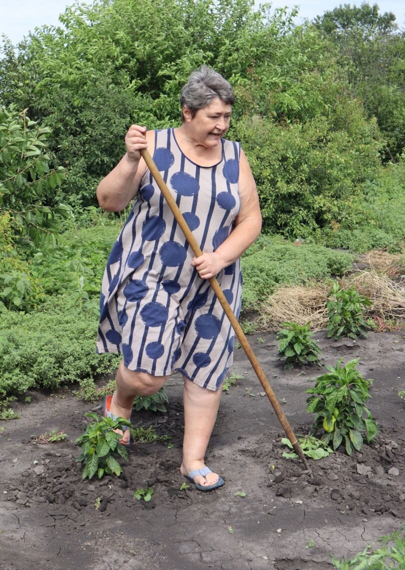 Прожив долгие годы в городе, Людмила по-прежнему ловко управляется с огородными делами.