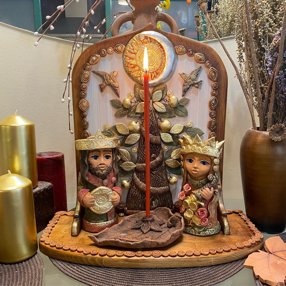 фото из интернета          АЛТАРЬ РОДА

Что нужно?
Выбрать место в доме. 
🕯 Молоко, хлеб, пироги, блины - в виде подношения.
🕯 Кубок или чашка -можно наполнять водой или молоком.
🕯 Свечи - белые, жёлтые.
🕯 Камни - тёмные и светлые).
🕯 Благовония - по вашему желанию.
🕯 Фигурки - олицетворение мужского и женского, людей, птиц, уточки-мандаринки. Всё, что символизирует пару или семью.
🕯 Фотография себя или своей семьи.

Алтарь Рода можно ставить в гостиной или на кухне, но всегда есть наш личный выбор. Обязательно стелите покрывало на Алтари. Для данного Алтаря - чёрный, коричневый, белый.