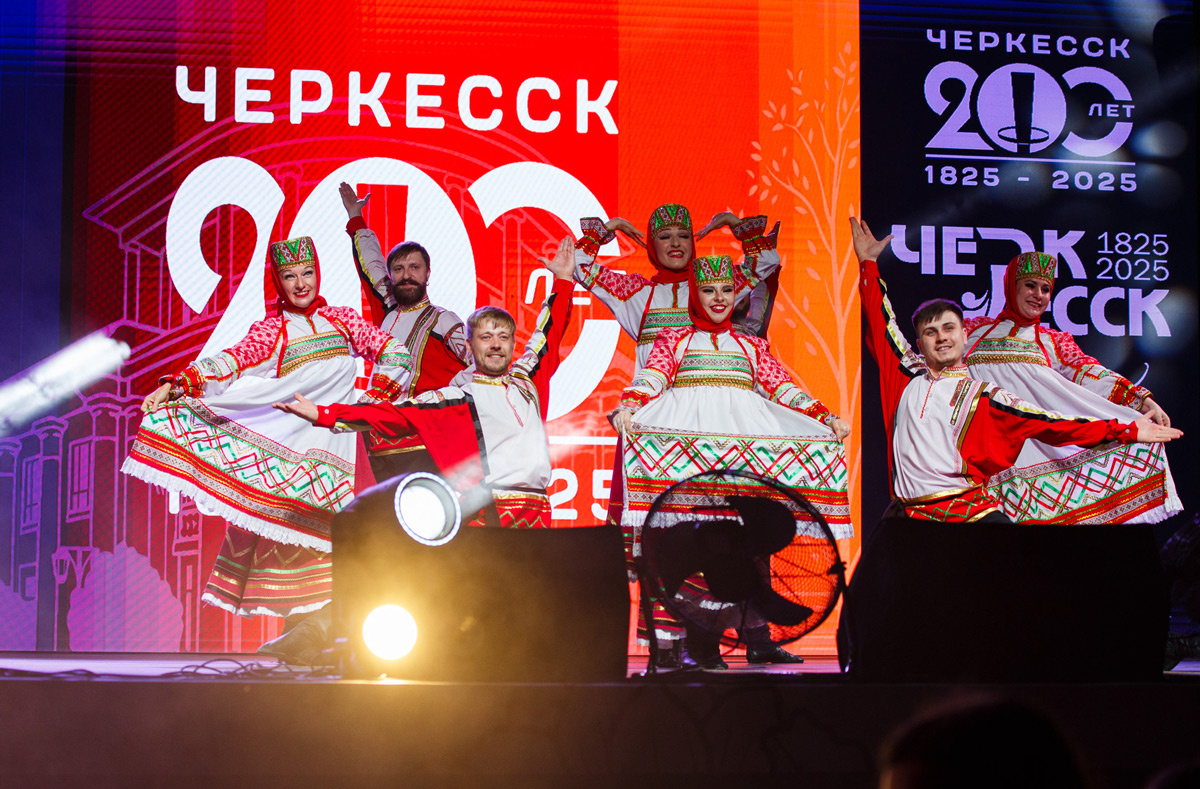 Ансамбль «Слобода» из Ставрополя произвел фурор во время вечернего концерта на площади Ленина. Фото Мурата ХУТОВА.