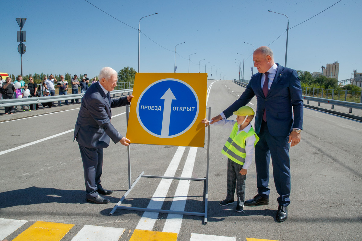 Рашид Темрезов, Анатолий Озов и Алихан Бекиров открывают надземный автомобильный переезд в Черкесске, который свяжет спальный район с федеральной трассой. Фото Мурата ХУТОВА.