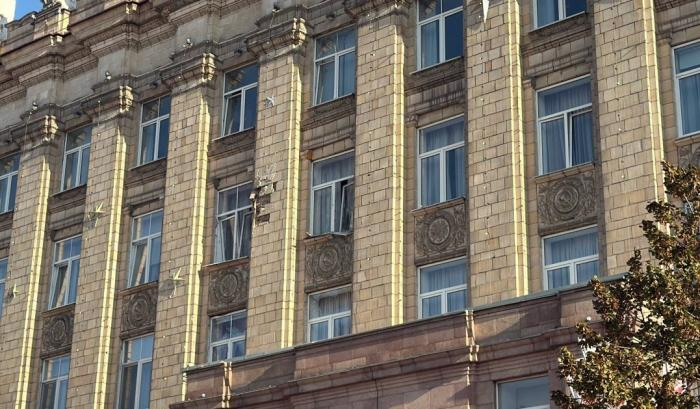Здание правительства Белгородской области вновь подверглось атаке БПЛА. В результате детонации повреждены фасад и остекление, источник Телеграм-канал Настоящий Гладков