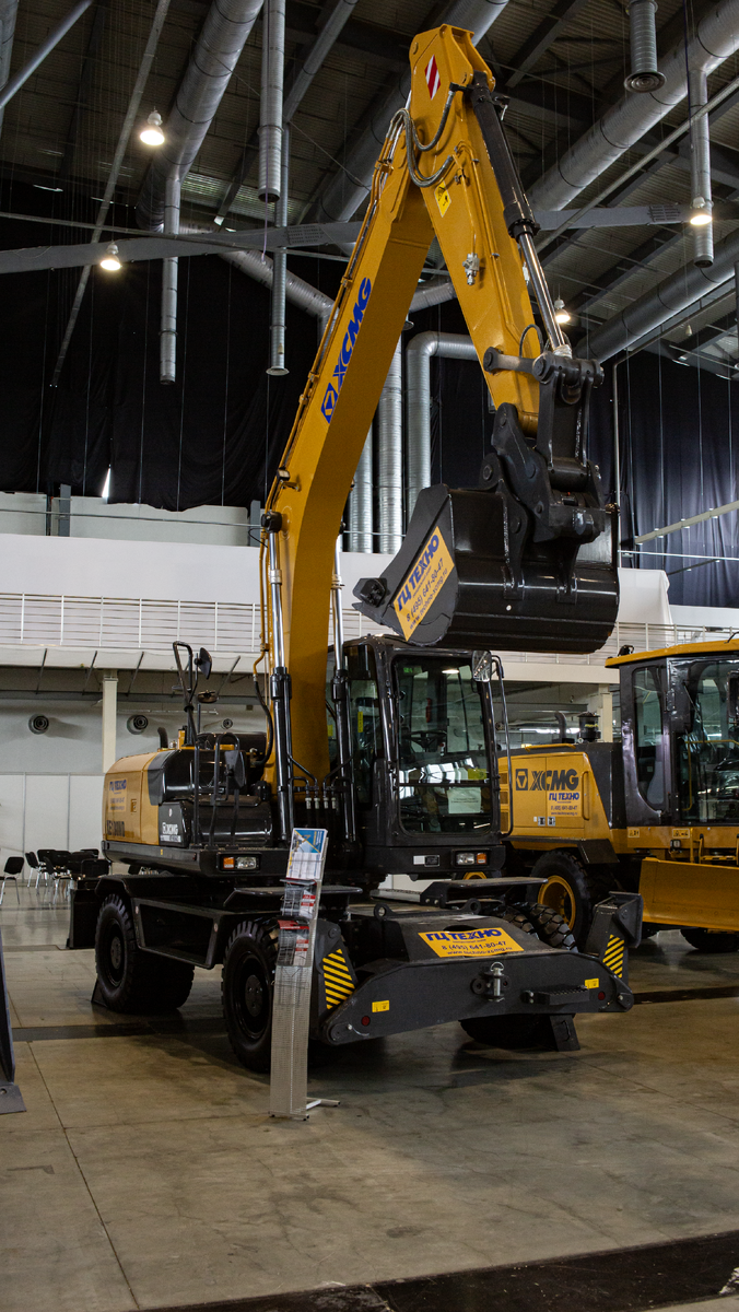 Колёсный экскаватор XCMG XE180WD