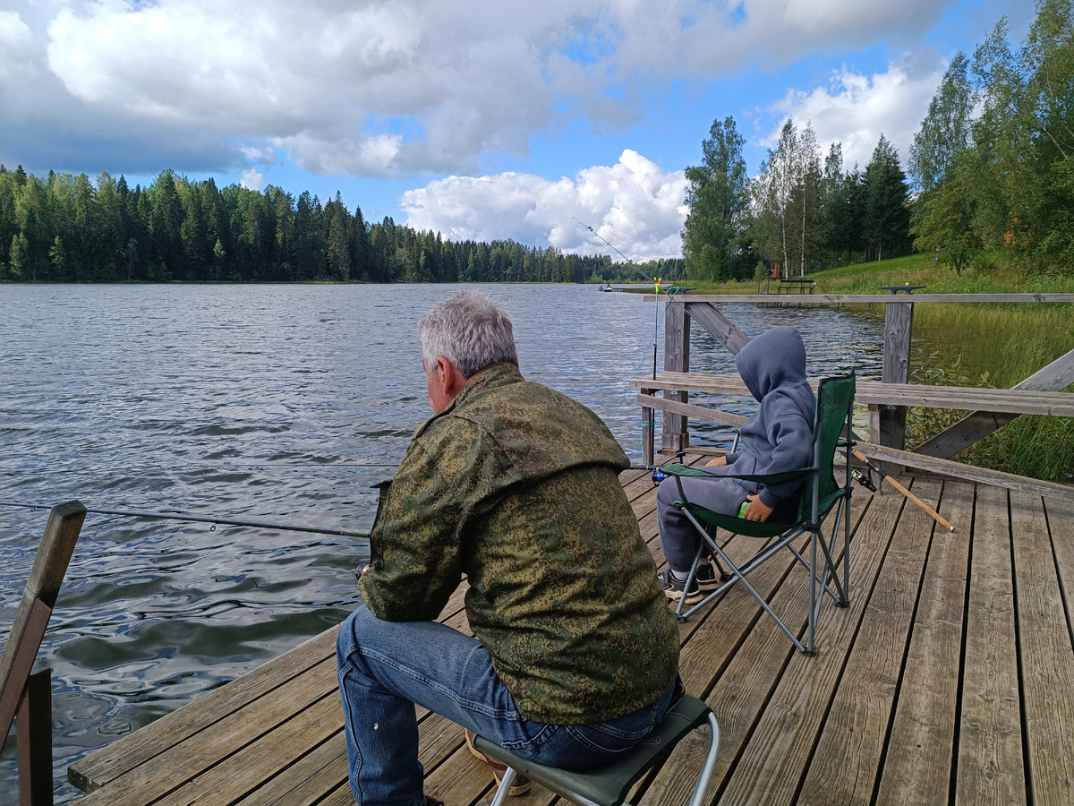 Для разнообразия дети пару раз в день рыбачили с папой, но без сильного энтузиазма, да и погода была так себе