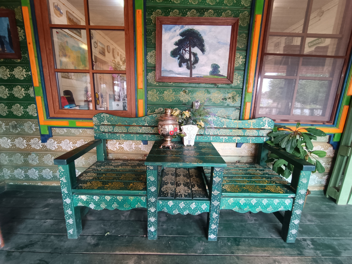 В туристическом центре можно купить сувениры и отведать вкусные травяные чаи