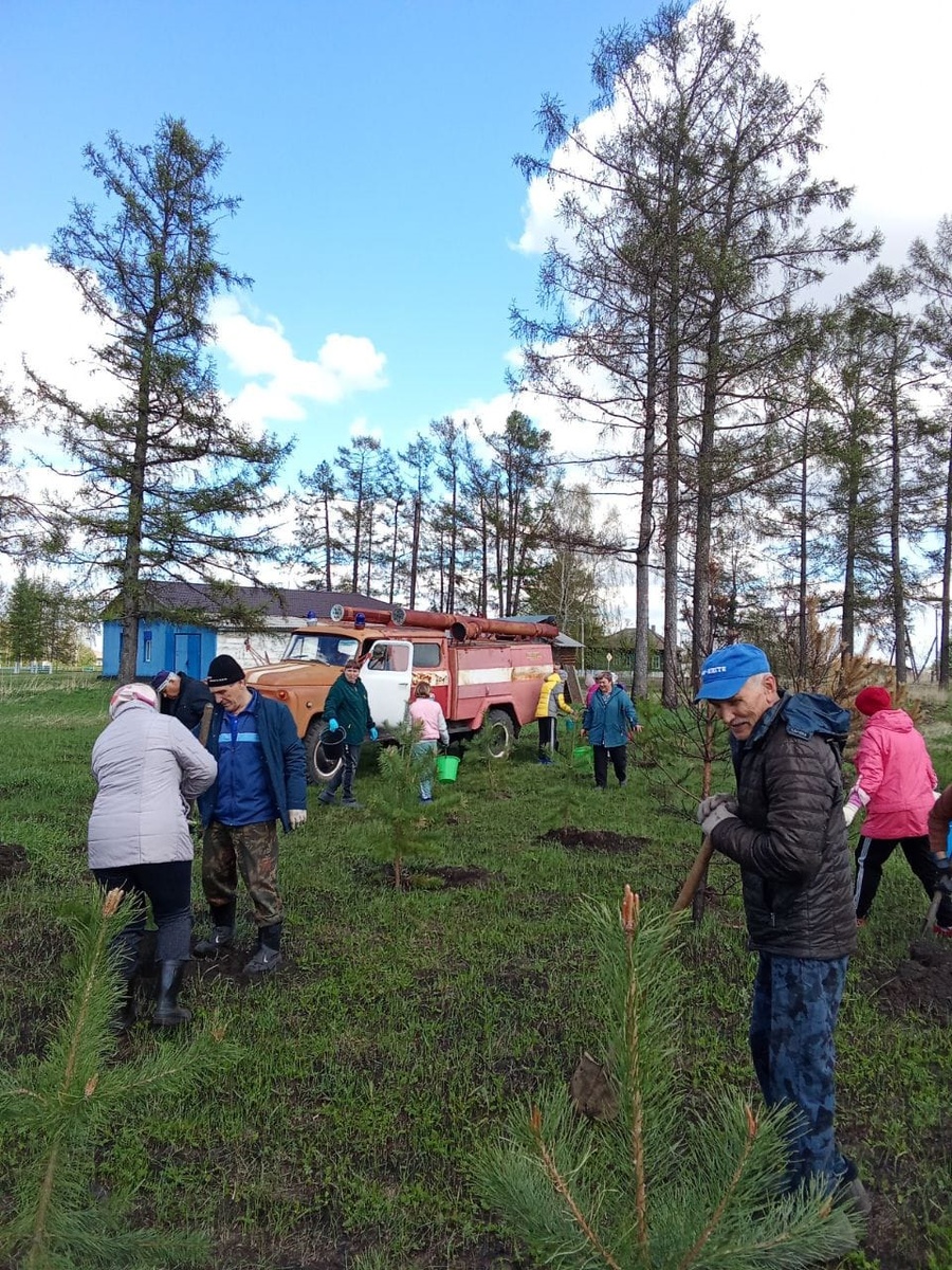 «Серебряные» волонтеры в с. Унер принимают участие в мероприятиях по благоустройству села.
