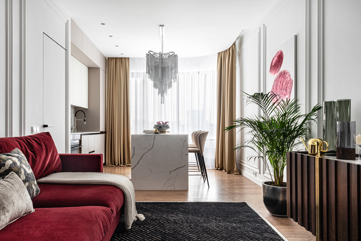 Панорамные окна наполняют кухню-гостиную светом и открывают вид на реку и парк.