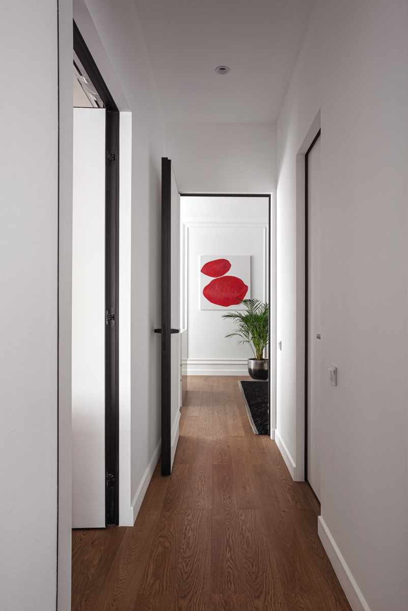 Детали решают —  даже узкий коридор может заиграть по-новому, если правильно расставить акценты