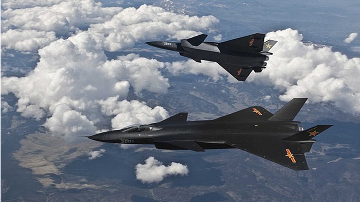 На фотографии: Chengdu J-20 («Могучий дракон») – китайский истребитель 5-го поколения. Источник фото: https://hdpic.club/photo/uploads/posts/2024-02/1709086167_hdpic-club-p-kitaiskii-istrebitel-dzhei-16-58.jpg