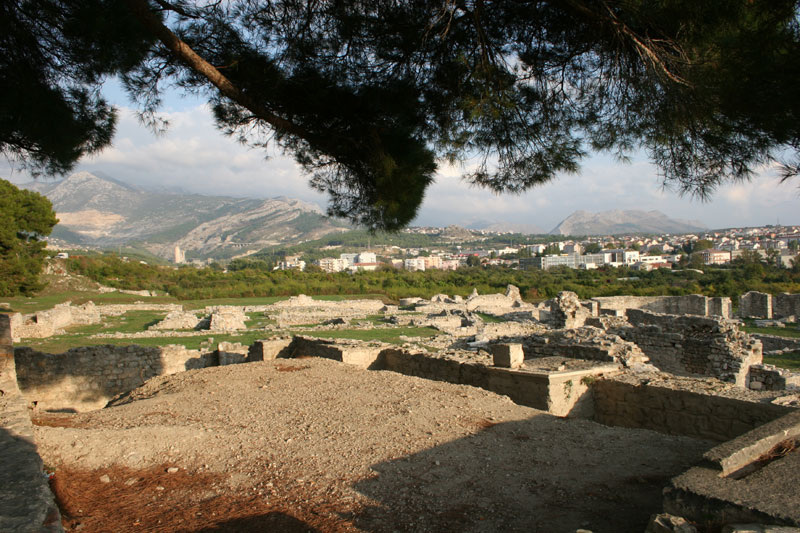 Руины Салоны, бывших Салоников, отсидевшихся в стороне от вторжений германцев, но не переживших приход славян.