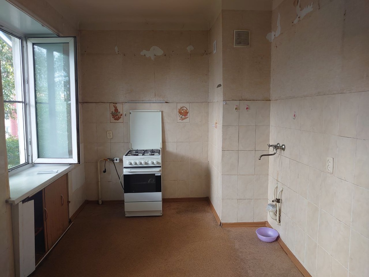 На фото, конечно, это не попало но там справа на плитке сидели рыжие усатые тараканы...