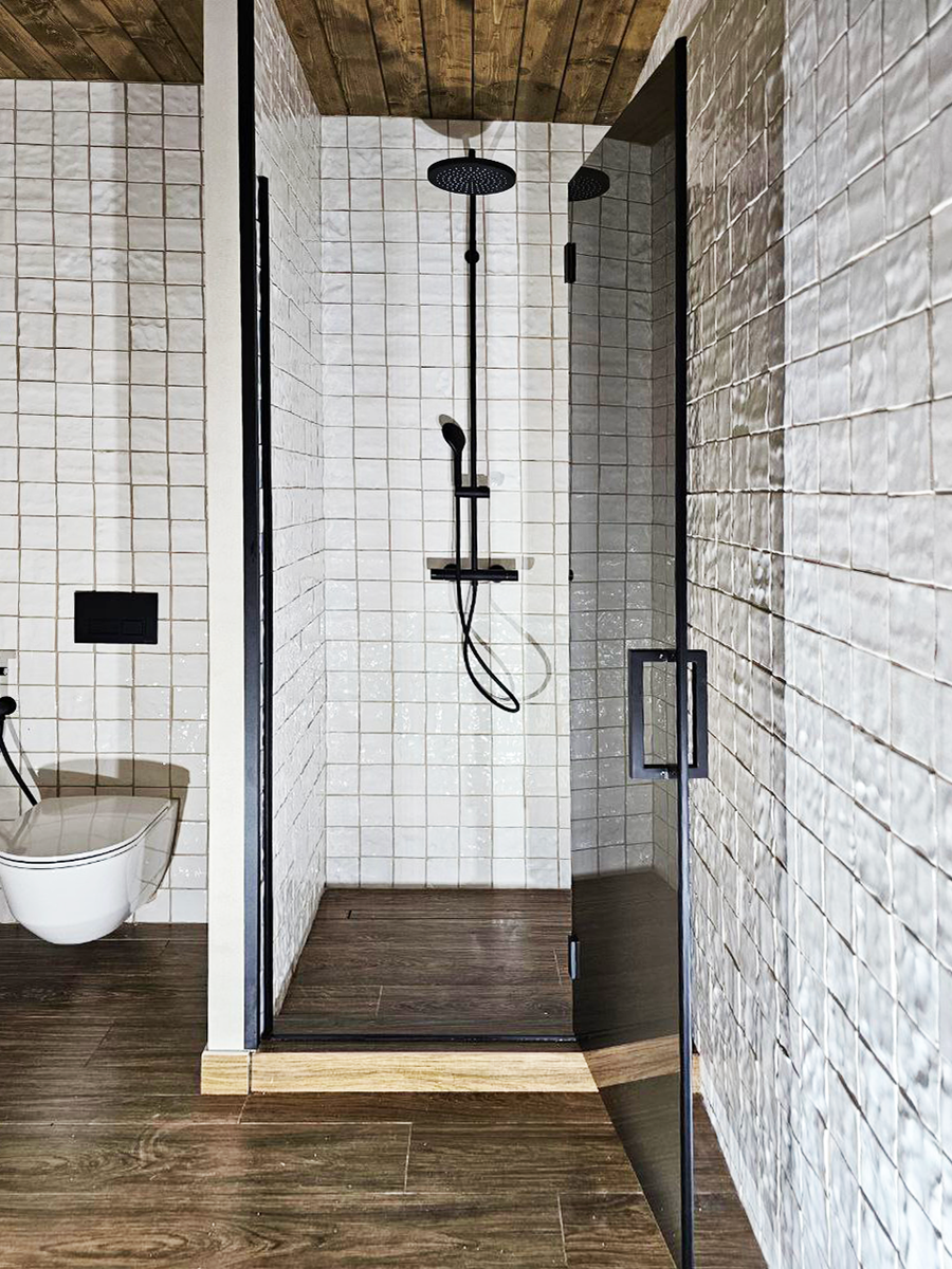 Первая перегородка с распашной дверью. Стандартная конструкция, но пришлось решить вопрос с рифленой плиткой. Для более плотного прилегания установили притворную планку с просиликониванием с двух сторон.