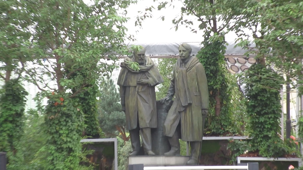 Памятник Станиславскому и Немирович-Данченко на Тверской у здания МХАТ