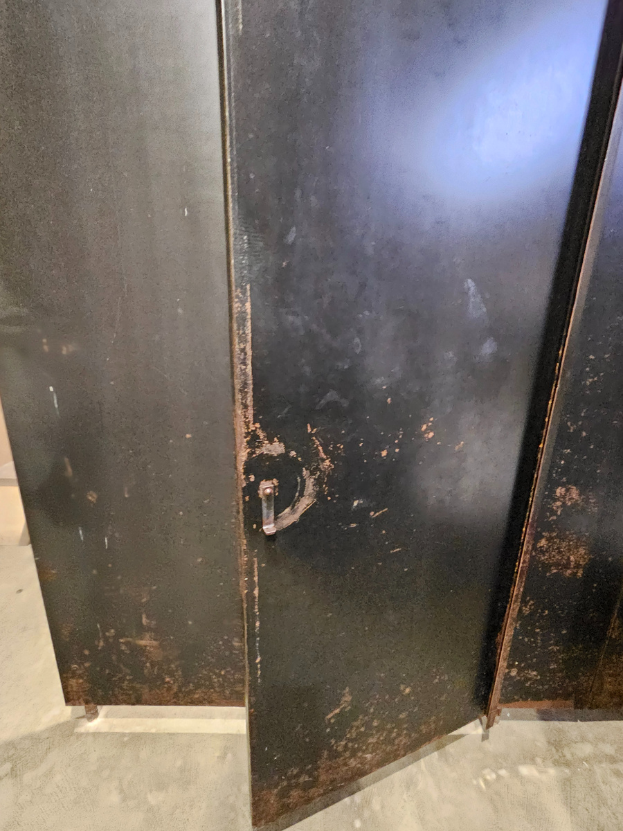 Дверь прямо как в бункере