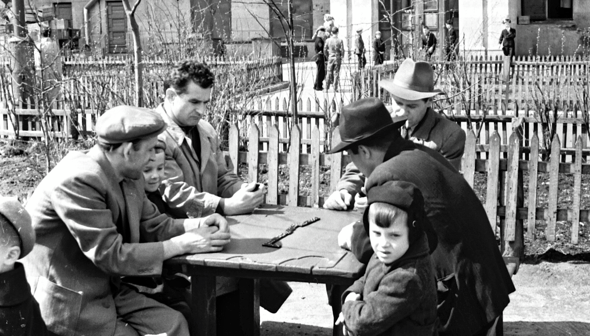 Дети сызмальства потихоньку привыкали к непонятной для них игре. Фото из открытых источников.