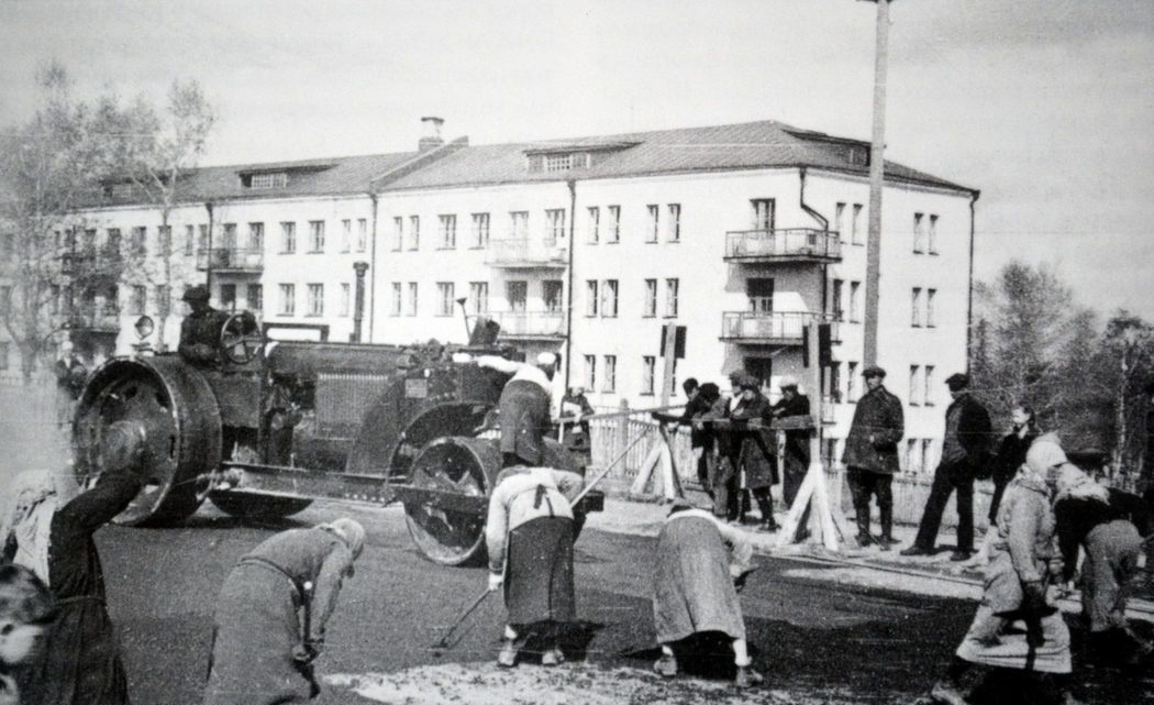 Горрод Киров 1940-е годы. Строительство дороги на улице Крла Маркса