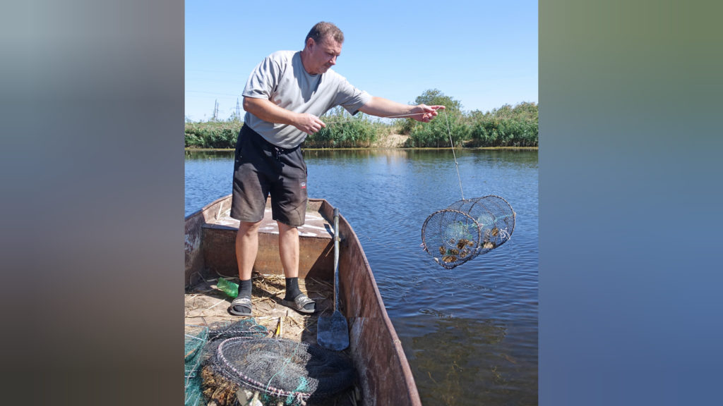    Виталий Ветров забрасывает верши с приманкой. Фото Архипа Ларченко. Владимир Головенко