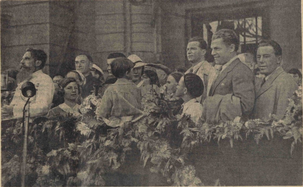 Отто Юльевич Шмидт (крайний слева) приветствует возвращение в Москву героических летчиков  Громова, Юмашева, Данилина (крайние справа). Фото из "Правды", автор Н. Кулешов (или М. Озерский)