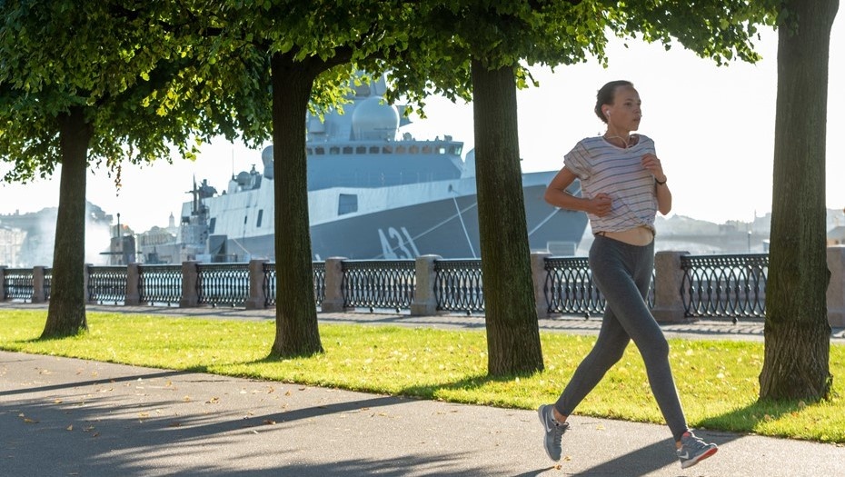    Пробежка на набережной Шмидта в Петербурге. Автор фото: Тихонов Михаил/ДП