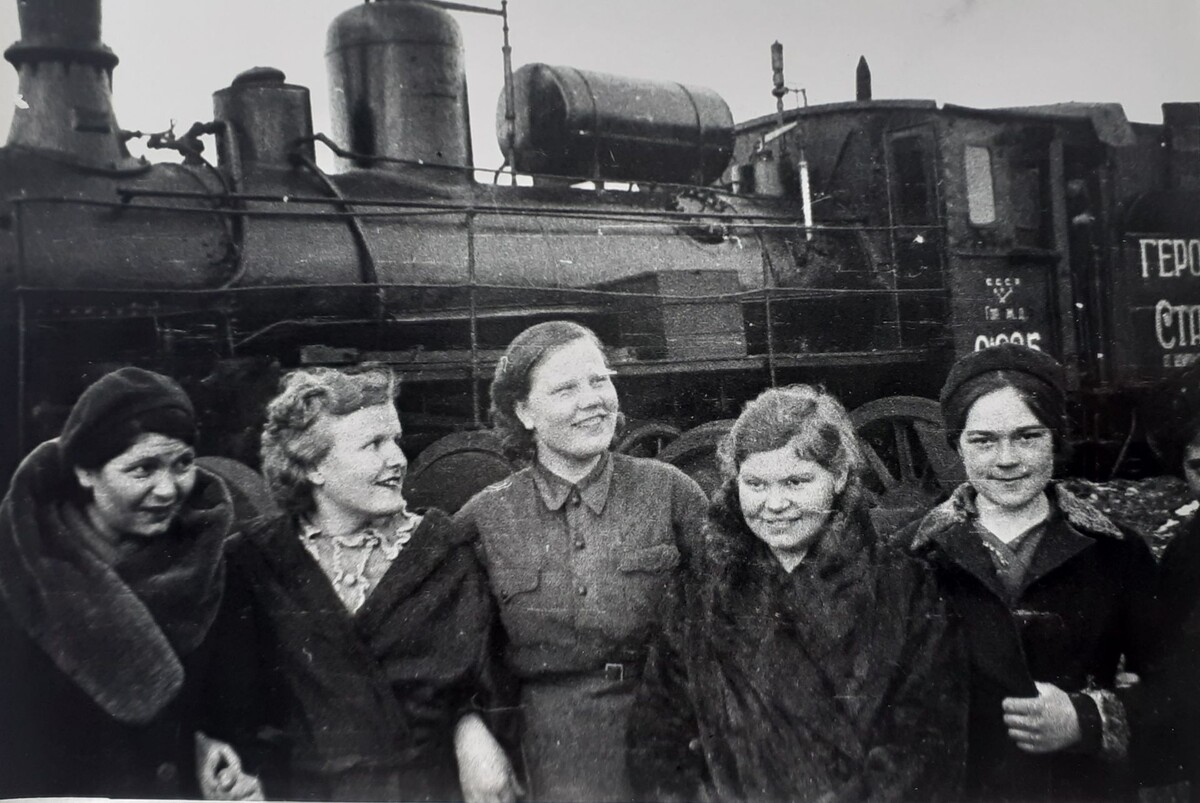Кировская молодежь отправляется на восстановление разрушенного немцко-фашистскими войсками Сталинграда 1943 г .