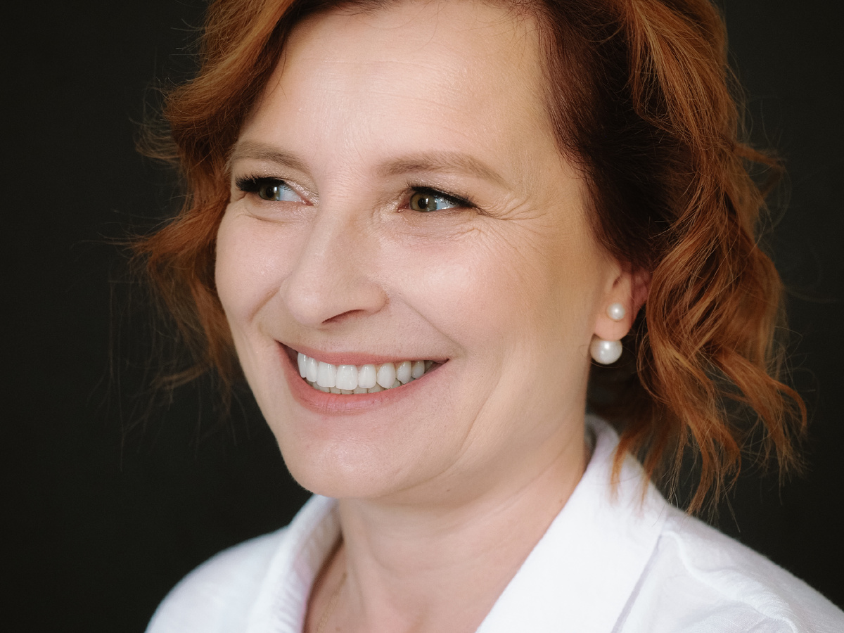 Красивая и сияющая улыбка — главный символ молодости. 