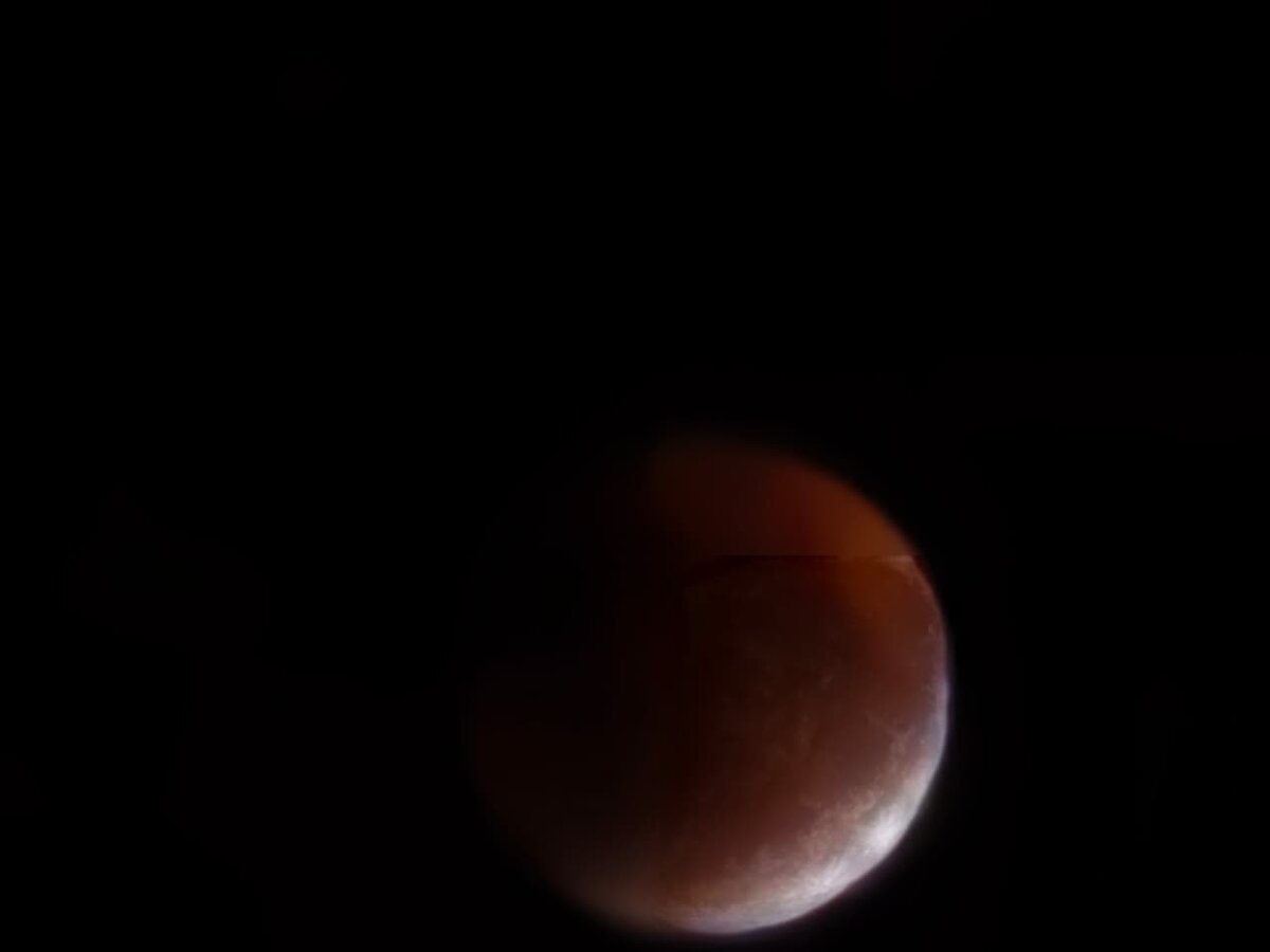 Безусловно, на протяжении всей истории человечества люди видели тысячи солнечных затмений. Но до изобретения письменности они не могли оставить о них никаких записей.Изучение солнечных и лунных затмений. Со временем человечество узнало истинную причину солнечных затмений. Со временем человечество узнало истинную причину солнечных затменийВпрочем, в американском штате Нью-Мексико есть каньон Чако с резьбой в форме круга. Ученые склонны полагать, что древние люди таким образом изобразили затмение, которое увидели в 1097 году. Также жители этого места видели затмения в последующие годы. Примерно в то же время они переселились в другие места — возможно, они побоялись гнева богов и убежали.Кстати раньше астраномы , учёные были уверены  что земля Плоская как блин, и считали что  небесные спектакли, облака, тучи, звезды и их движения и повторяемость — всё это Суфлер — к которому надо относится серьёзно, и нужно знать , видеть и уметь читать подсказки которые нам выдает небо!!! ЭКСПЕРИМЕН БУДЕТ ЧУТЬ ПОЗЖЕ.