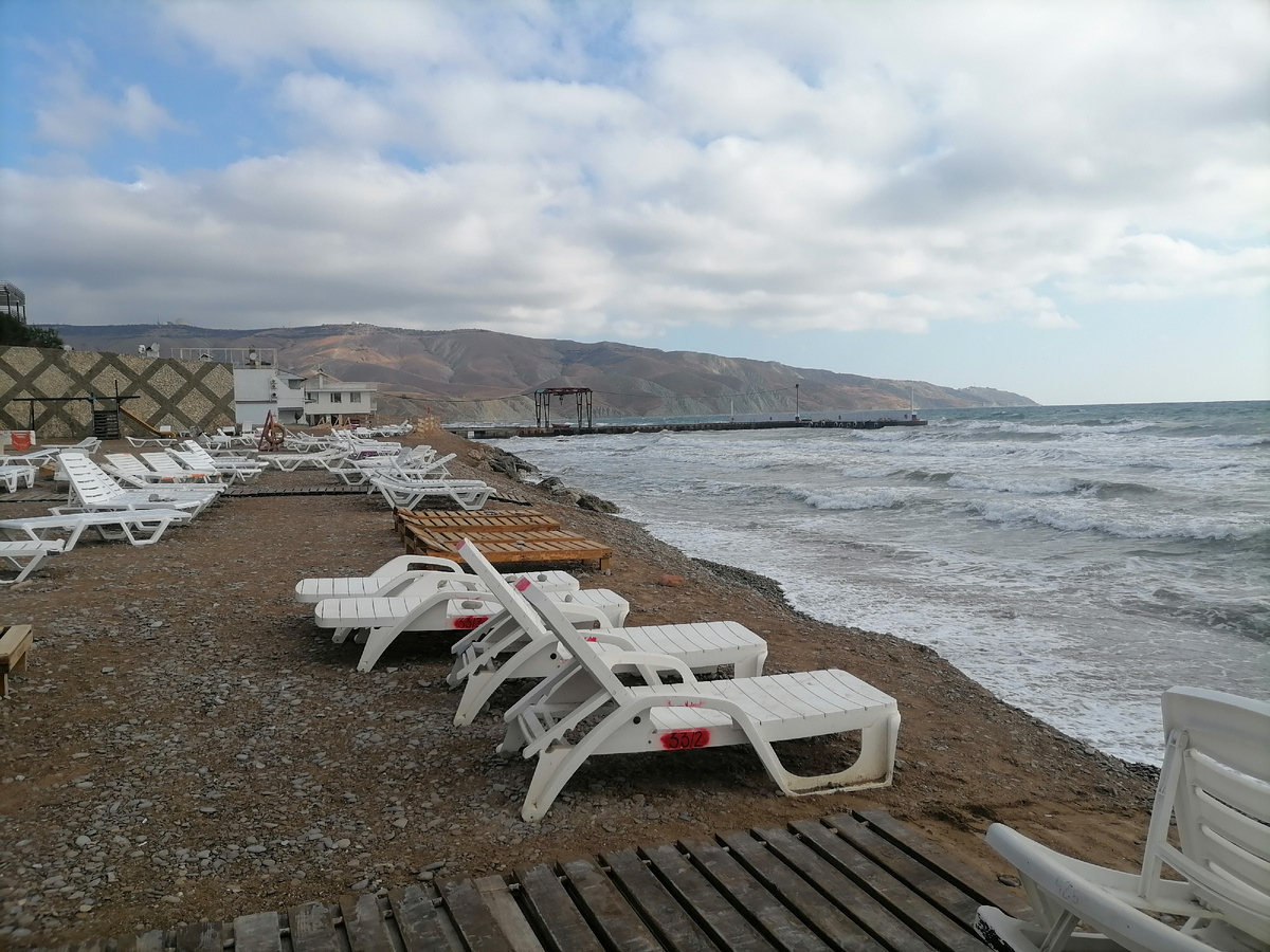 Вид на Тепе-Оба с пляжа. Двуякорная бухта. 