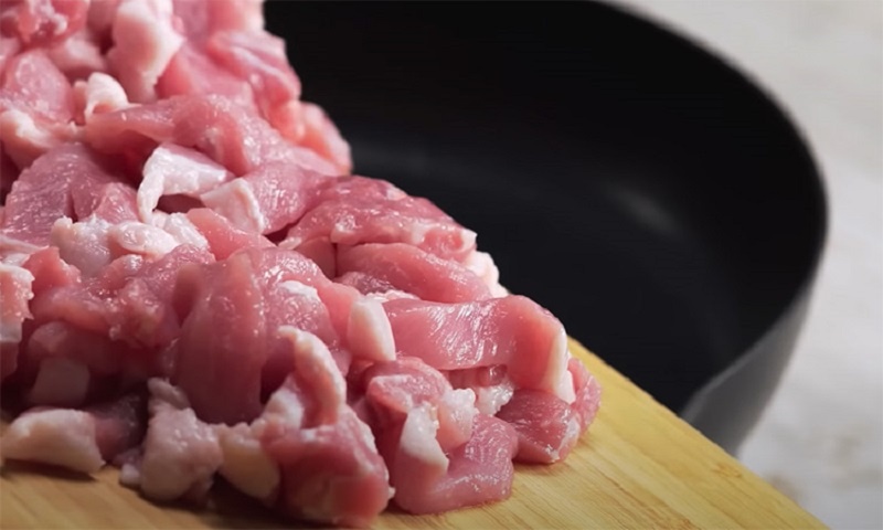 Бефстроганов из свинины: сочное мясо с нежной подливой за полчаса