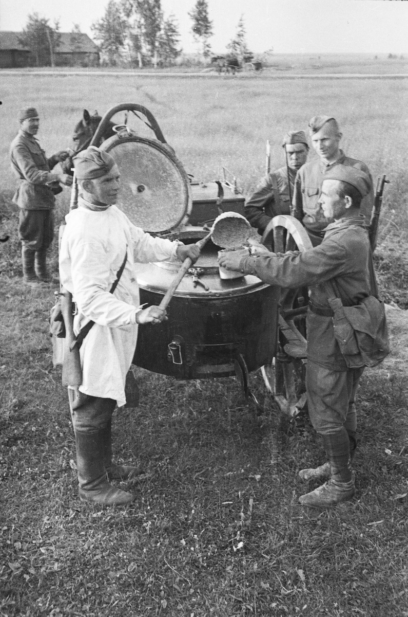 Бойцы РККА получают пищу из полевой кухни на Калининском фронте. 1942 год.