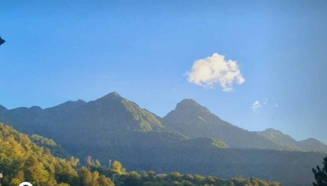 Костер у подножья зеленой горы.Тропа - наугад и на ощупь... Кому эта радость - ночные костры, И разве остаться не проще? Владимир Ланцберг