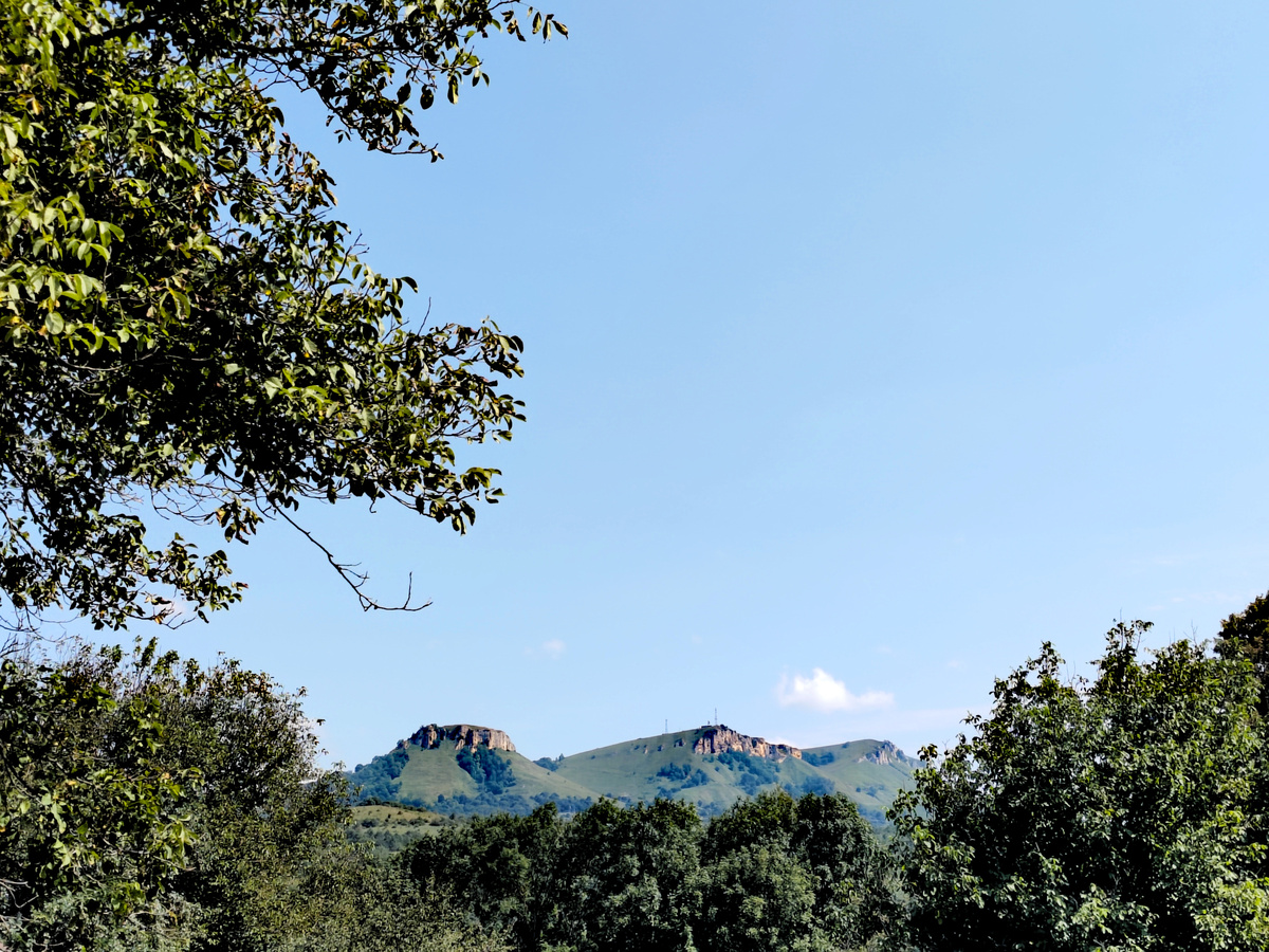 Хребет Шахан и его вершины. Вид из станицы Андрюки недалеко от Псебая. Фото автора