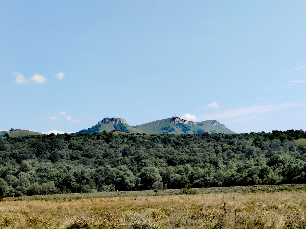 Хребет Шахан и его вершины. Вид из станицы Андрюки недалеко от Псебая. Фото автора